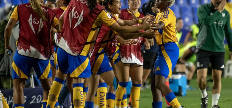 Thembi Kgatlana (d) de Tigres celebra un gol este miércoles, en un partido de semifinal de Concacaf W Champions Cup entre Tigres y Portland Thorns FC en el estadio Universitario de Monterrey (México). EFE/ Miguel Sierra