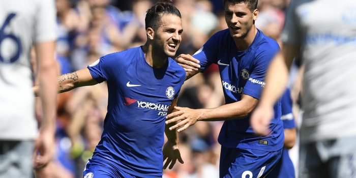 Foto de archivo del 27 de agosto de 2017, con Cesc Fábregas (i) y Álvaro Morata en su etapa en el Chelsea. El primero entrenará al segundo, ahora, en el Como. EFE/EPA/WILL OLIVER