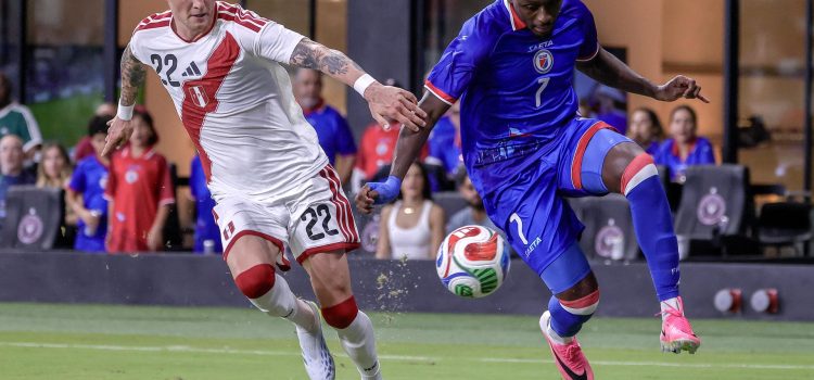 Oliver Sonne, de Perú (i) disputa el balón con Derrick Etienne Jr., de Haití, durante el partido amistoso internacional de fútbol entre Haití y Perú en Miami, Florida (EE.UU.). EFE/CRISTOBAL HERRERA-ULASHKEVICH