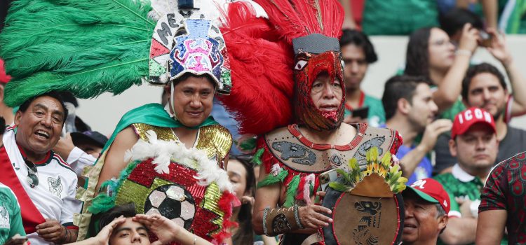 Aficionados de México animan en el partido en el estadio Banorte, en Ciudad de México (México). Imagen de archivo. EFE/ Isaac Esquivel