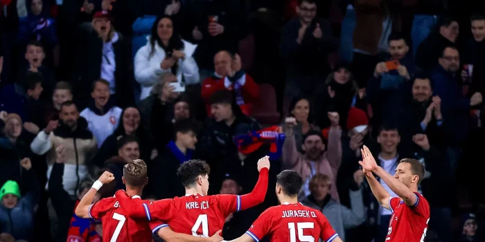 Los jugadores de la República Checa celebran un gol. EFE/EPA/MARTIN DIVISEK