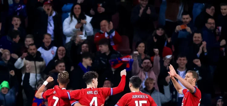 Los jugadores de la República Checa celebran un gol. EFE/EPA/MARTIN DIVISEK