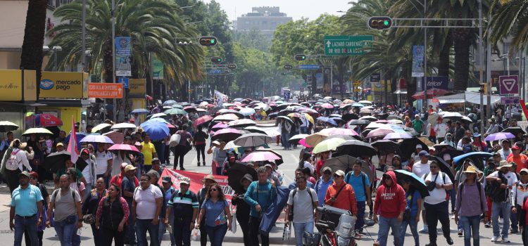Personas participan en una manifestación de la Coordinadora Nacional de Trabajadores de la Educación (CNTE) este martes, en Ciudad de México (México). EFE/ Madla Hartz