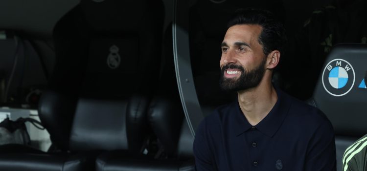 MADRID, 14/05/2026.- El entrenador del Real Madrid, Álvaro Arbeloa, durante el partido de LaLiga entre el Real Madrid y el Real Oviedo, este jueves en el estadio Santiago Bernabéu de Madrid. EFE/ Kiko Huesca