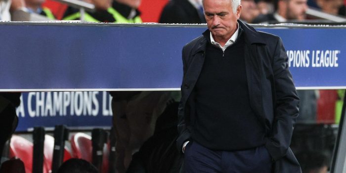 El técnico del Benfica Jose Mourinho durante el partido de la cuarta jornada de la UEFA Champions League que han jugado SL Benfica y Bayer 04 Leverkusen, en Lisboa, Portugal. EFE/EPA/MIGUEL A. LOPES