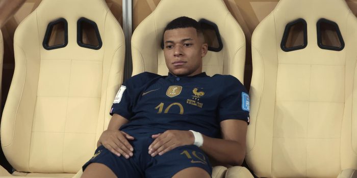 Kylian Mbappe reacciona tras perder la final del Mundial de Fútbol Qatar 2022 ante Argentina. EFE/ Juan Ignacio Roncoroni