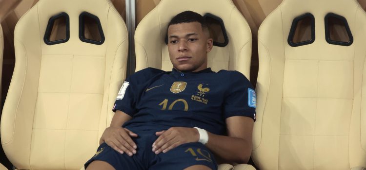 Kylian Mbappe reacciona tras perder la final del Mundial de Fútbol Qatar 2022 ante Argentina. EFE/ Juan Ignacio Roncoroni