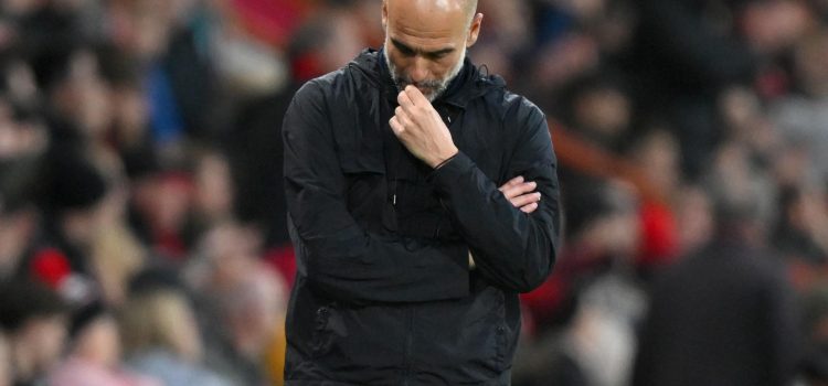 El entrenador del Manchester City Pep Guardiola se lamenta durante el partido de la Premier Keague que han jugado AFC Bournemouth y Manchester City en Bournemouth, Reino Unido. EFE/EPA/DANIEL HAMBURY