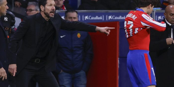 El entrenador del Atlético de Madrid, el argentino Diego Simeone (i), durante el encuentro correspondiente a la jornada 22 de Laliga EA Sports que disputaron Atlético de Madrid y RCD Mallorca en el estadio Metropolitano, en Madrid. EFE / Javier Lizón.