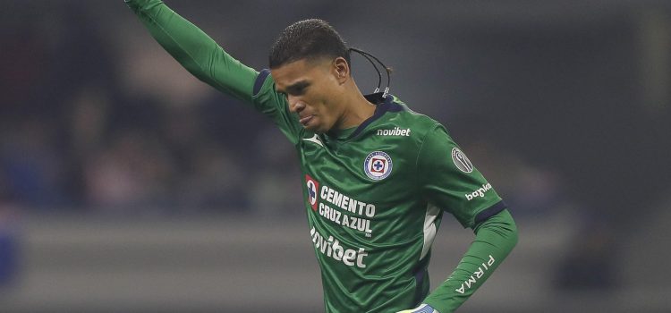 Kevin Mier de Cruz Azul celebra un gol en un partido por las semifinales de la Liga MX entre Cruz Azul y Guadalajara en el estadio Banorte, en Ciudad de México (México). EFE/ Isaac Esquivel