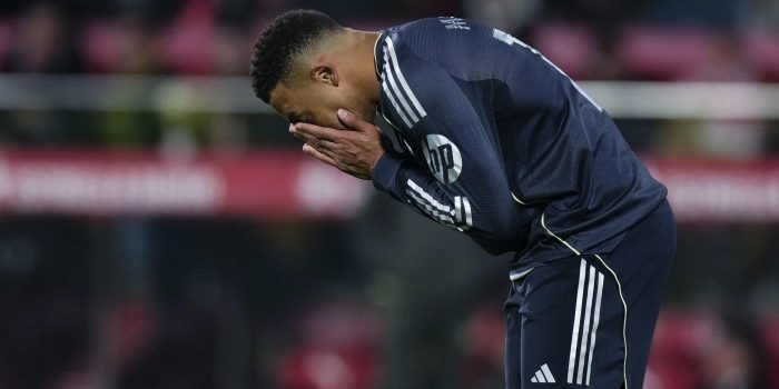 El delantero francés del Real Madrid, Kylian Mbappé, se lamenta de una ocasión fallada durante el encuentro correspondiente a la jornada 14 de Laliga EA Sports que disputaron Girona y Real Madrid en el estadio Montilivi, en Girona. EFE / Siu Wu.