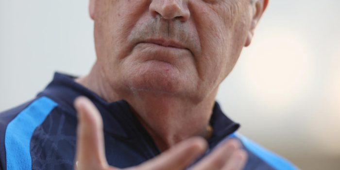 El seleccionador de Paraguay, Gustavo Alfaro, habla con periodistas este martes antes de un entrenamiento del equipo en el Centro de Alto Rendimiento en la localidad de Ypané. EFE/ Juan Pablo Pino