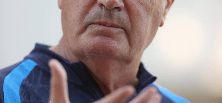 El seleccionador de Paraguay, Gustavo Alfaro, habla con periodistas este martes antes de un entrenamiento del equipo en el Centro de Alto Rendimiento en la localidad de Ypané. EFE/ Juan Pablo Pino