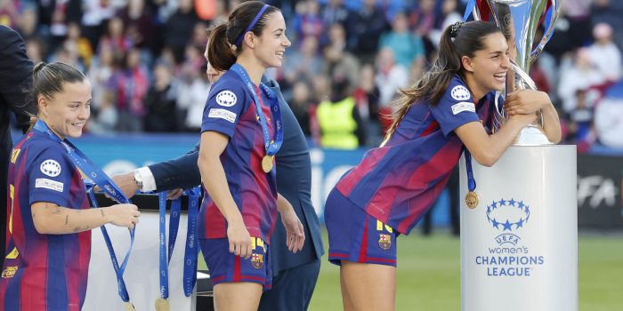 La delantera del Barcelona Kika Nazareth se abraza al trofeo, al término del partido de la final de la Liga de Campeones que FC Barcelona y Olympique de Lyon disputaron en el estadio Ullevaal de Oslo. EFE/Alberto Estévez