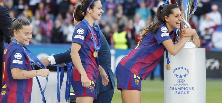 La delantera del Barcelona Kika Nazareth se abraza al trofeo, al término del partido de la final de la Liga de Campeones que FC Barcelona y Olympique de Lyon disputaron en el estadio Ullevaal de Oslo. EFE/Alberto Estévez