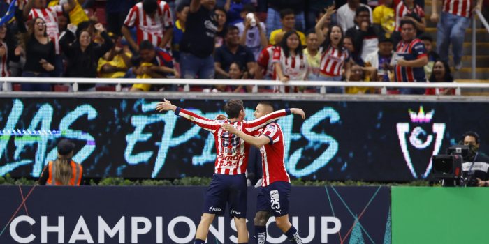 Mateo Chávez (i) de Guadalajara celebra un gol ante América este miércoles, en el partido de ida de los octavos de final de la Copa de Campeones Concacaf entre Guadalajara y América en el Estadio Akron en Guadalajara (México). EFE/ Francisco Guasco