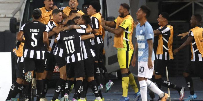 alt Botafogo se aferra al liderato de la liga brasileña de fúbol, tras empatar con Paranaense