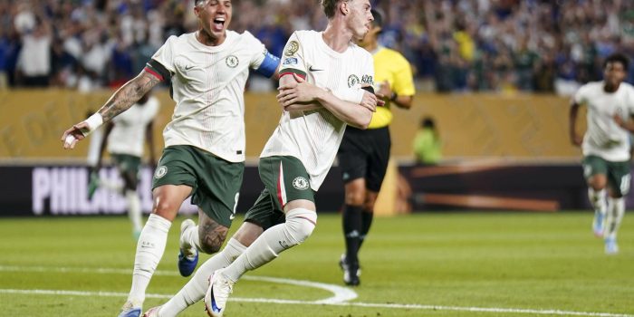 Cole Palmer del Chelsea (d) celebra junto a Enzo Fernandez luego de anotar el 1-0 ante Palmeiras. EFE/WILL OLIVER