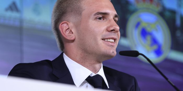 El extremo argentino Franco Mastantuono, durante su presentación como nuevo jugador del Real Madrid este jueves en Valdebebas. EFE/ Pablo R. Seco