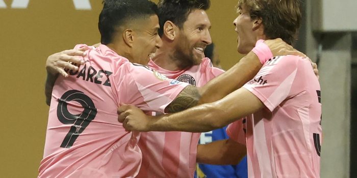 Lionel Messi celebra con sus compañeros el triunfo del Inter Miami. EFE/EPA/ERIK S. LESSER