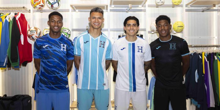 Con un desfile protagonizado por los propios internacionales, la selección de fútbol de Honduras presentó este jueves en España sus cuatro nuevas equipaciones, a sólo cinco días de su enfrentamiento frente a Perú en Leganés (Madrid), que marcará el debut de su nuevo entrenador, el español José Francisco Molina. EFE/ Joma *SÓLO USO EDITORIAL*