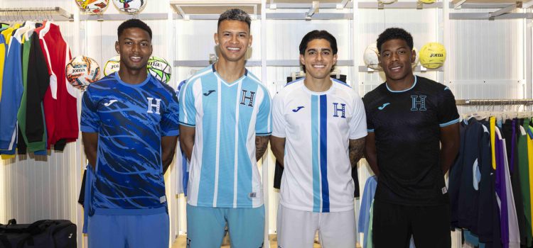 Con un desfile protagonizado por los propios internacionales, la selección de fútbol de Honduras presentó este jueves en España sus cuatro nuevas equipaciones, a sólo cinco días de su enfrentamiento frente a Perú en Leganés (Madrid), que marcará el debut de su nuevo entrenador, el español José Francisco Molina. EFE/ Joma *SÓLO USO EDITORIAL*