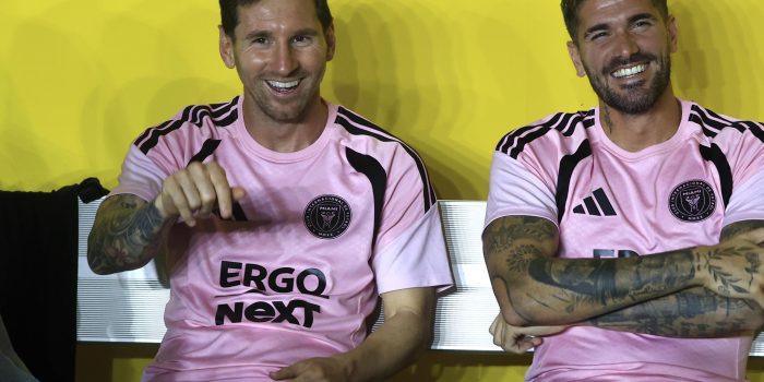 Lionel Messi (i) y Rodrigo De Paul sonríen este jueves desde el banco de suplentes durante el partido amistoso entre el Inter Miami y el Independiente del Valle ecuatoriano, jugado en Bayamón (Puerto Rico). EFE/ Thais Llorca