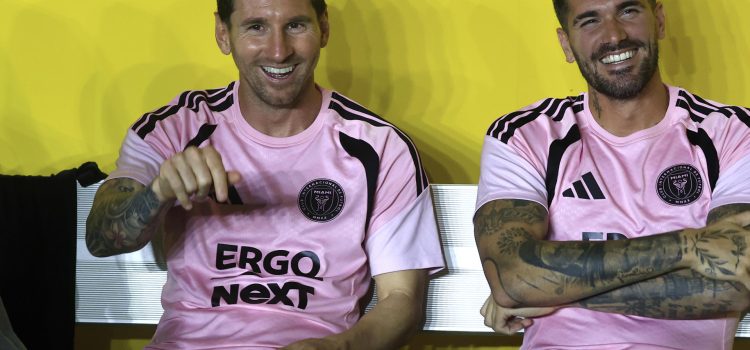 Lionel Messi (i) y Rodrigo De Paul sonríen este jueves desde el banco de suplentes durante el partido amistoso entre el Inter Miami y el Independiente del Valle ecuatoriano, jugado en Bayamón (Puerto Rico). EFE/ Thais Llorca