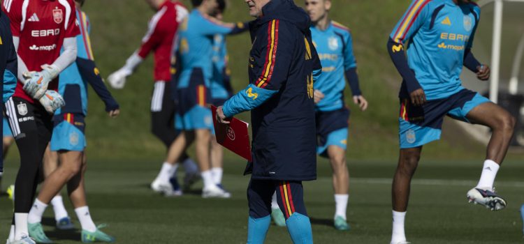 Foto de archivo del seleccionador nacional Luis de la Fuente durante el entrenamiento de la selección española en la Ciudad del Fútbol en Las Rozas, Madrid. EFE/Sergio Pérez