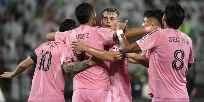 Luis Suarez (2-i) del Inter Miami celebra un gol durante un partido amistoso en el estadio Atanasio Girardot, en Medellín (Colombia). EFE/ Carlos Ortega