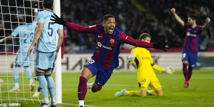 alt 1-0. El brasileño Vitor Roque le da un respiro a Xavi