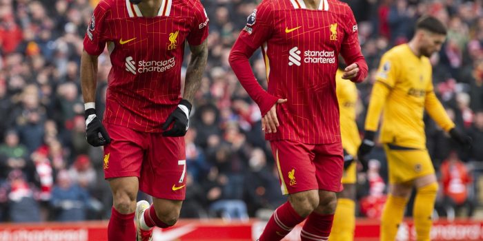 El colombiano del Liverpool Luis Diaz (I) celebra con el egipcio Mohamed Salah el 1-0 durante el partido de la Premier League que han jugado Liverpool FC y Wolverhampton Wanderers, en Liverpool, (Reino Unido. EFE/EPA/PETER POWELL