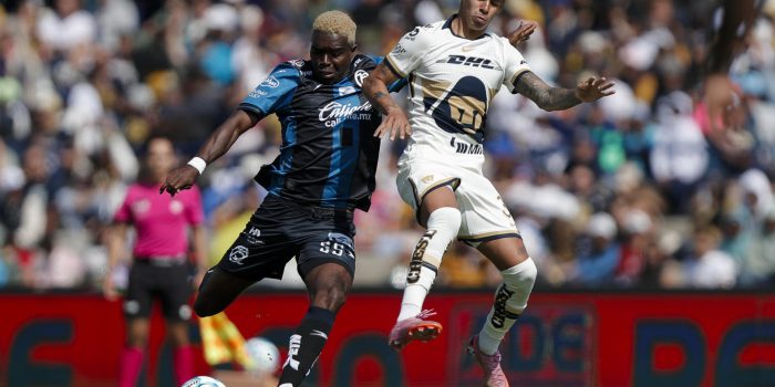 MEX2414. CIUDAD DE MÉXICO (MÉXICO), 11/01/2026.- Robert Morales (d) del Pumas disputa un balón con Michael Carcelen de Querétaro este domingo, durante un encuentro entre Pumas y Querétaro por la jornada 1 del torneo Clausura 2026 de la Liga MX, en el estadio Olímpico Universitario en Ciudad de México (México). EFE/ Isaac Esquivel