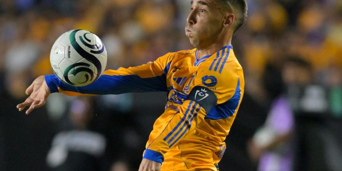 Fernando Gorriaran de Tigres controla el balón durante un partido en el estadio Universitario en San Nicolás de Los Garza (México). Imagen de archivo. EFE/Miguel Sierra