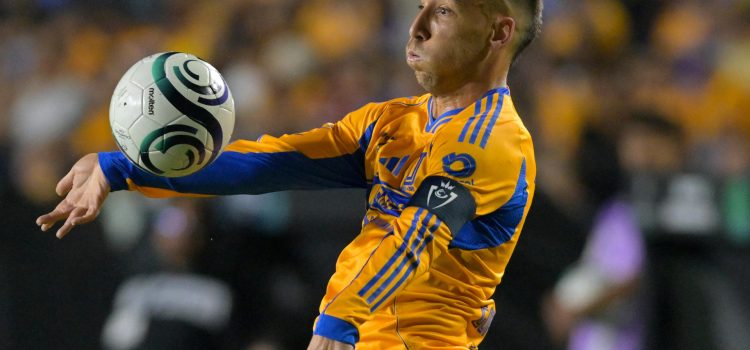 Fernando Gorriaran de Tigres controla el balón durante un partido en el estadio Universitario en San Nicolás de Los Garza (México). Imagen de archivo. EFE/Miguel Sierra