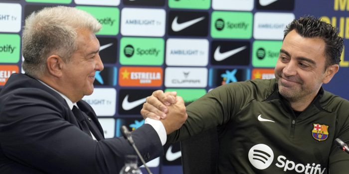 Joan Laporta y Xavi Hernández (d), entonces presidente y entrenador del FC Barcelona, durante la comparecencia conjunta que ofrecieron el 25 de mayo de 2024 para oficializar la continuidad del técnico hasta junio de 2025. EFE/Alejandro García