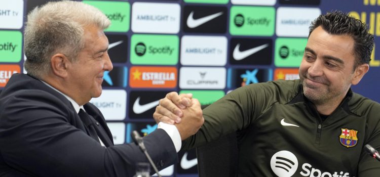Joan Laporta y Xavi Hernández (d), entonces presidente y entrenador del FC Barcelona, durante la comparecencia conjunta que ofrecieron el 25 de mayo de 2024 para oficializar la continuidad del técnico hasta junio de 2025. EFE/Alejandro García