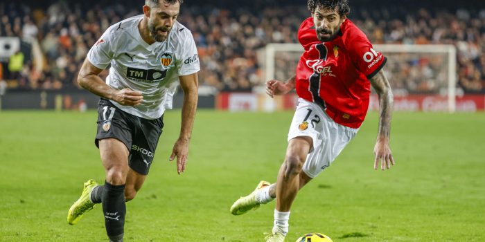El centrocampista portugués del RCD Mallorca Samu Costa (d) pelea un balón con el centrocampista Luis Rioja, del Valencia CF, durante el partido de LaLiga disputado el 19 de diciembre en el estadio de Mestalla. EFE/Ana Escobar