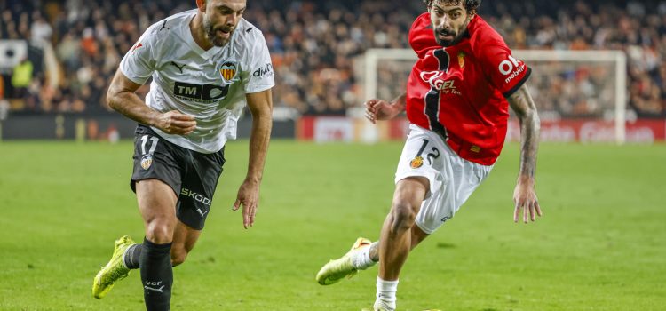 El centrocampista portugués del RCD Mallorca Samu Costa (d) pelea un balón con el centrocampista Luis Rioja, del Valencia CF, durante el partido de LaLiga disputado el 19 de diciembre en el estadio de Mestalla. EFE/Ana Escobar