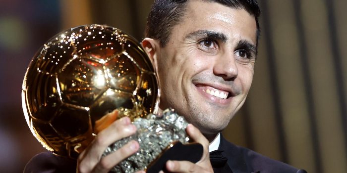 El centrocampista español del Manchester City, Rodri Hernández, con el galardón del Balón de Oro, en una foto de archivo. EFE/EPA/MOHAMMED BADRA