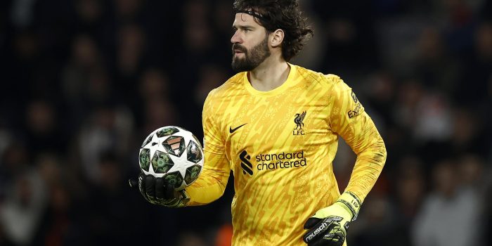 Alisson Becker, portero brasileño del Liverpool. EFE/EPA/YOAN VALAT