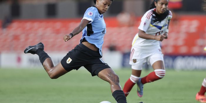 Ilana Guedes, de Uruguay, patea el balón en un partido del Sudamericano Femenino Sub-20 entre Uruguay y Venezuela en el estadio Emiliano Ghezzi, en Asunción (Paraguay). EFE/Juan Pablo Pino