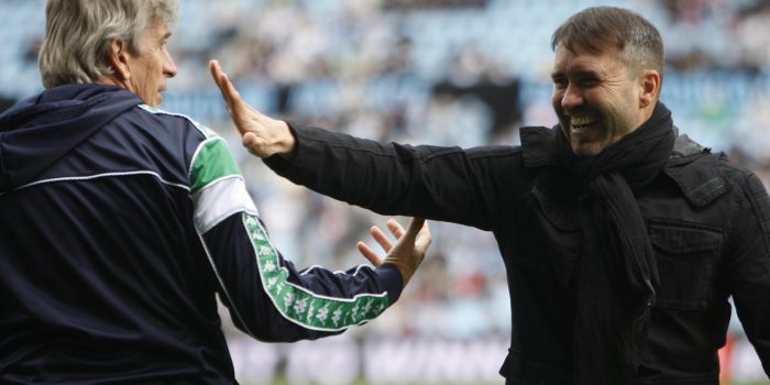 Fotografía de Salvador Sas, en la que puede verse en una imagen de archivo del 20 de marzo de 2022 al chileno Manuel Pellegrini (i) y al argentino Eduardo Coudet (d), saludándose antes de un partido. EFE