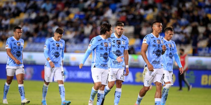 Fotografía de archivo de varios jugadores de Querétaro durante un encuentro en el estadio Hidalgo de la ciudad de Pachuca (México). EFE/ David Martínez Pelcastre