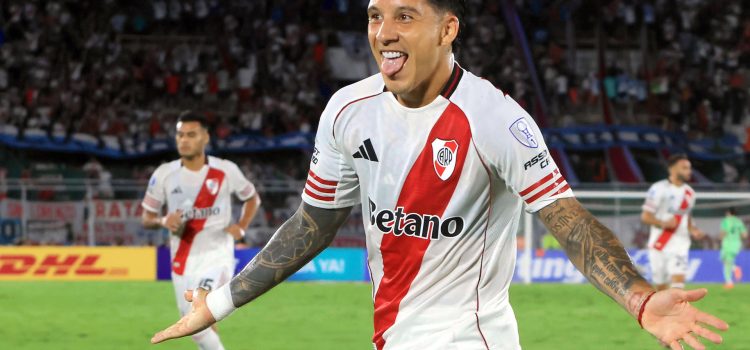 Sebastián Driussi, de River Plate, celebra un gol durante un partido de la fase de grupos de la Copa Sudamericana entre Blooming y River Plate en el estadio Ramón Tahuichi Aguilera Costas, en Santa Cruz (Bolivia). EFE/Juan Carlos Torrejón