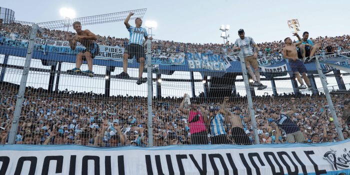 Los hinchas de Racing hicieron sentir como local este sábado a su equipo en el estadio asunceno General Pablo Rojas.EFE/ Mauricio Dueñas Castañeda