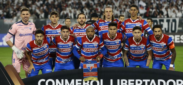 Jugadores de Fortaleza se forman en un partido de la fase de grupos de la Copa Libertadores entre Colo Colo y Fortaleza. EFE/ Osvaldo Villarroel