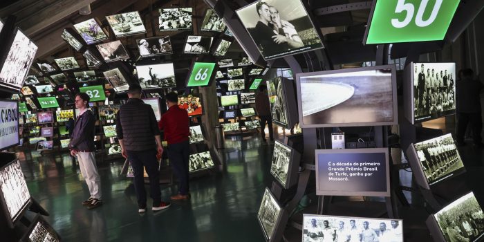 Fotografía del 19 de mayo de 2026 que muestra a personas recorriendo el Museo del Fútbol en Sao Paulo (Brasil). En el Museo del Fútbol de São Paulo, el Maracanazo tiene un lugar especial. Lo llaman 'Rito de paso'. Una sala oscura, flanqueada por cortinas, con una proyección de cerca de dos minutos que resume uno de los episodios más humillantes de la historia del fútbol mundial. EFE/ Sebastiao Moreira