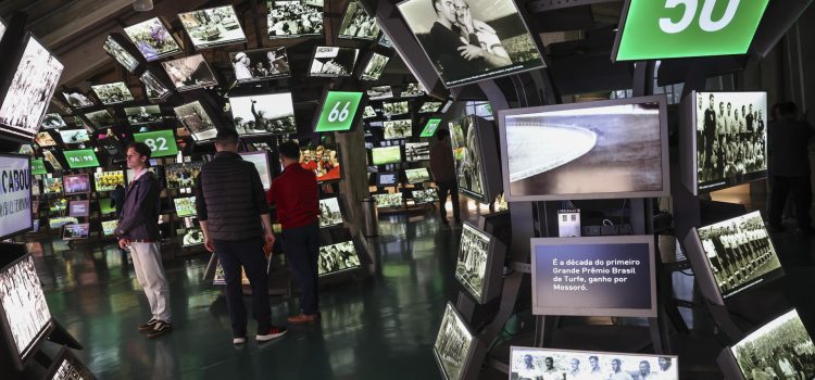 Fotografía del 19 de mayo de 2026 que muestra a personas recorriendo el Museo del Fútbol en Sao Paulo (Brasil). En el Museo del Fútbol de São Paulo, el Maracanazo tiene un lugar especial. Lo llaman 'Rito de paso'. Una sala oscura, flanqueada por cortinas, con una proyección de cerca de dos minutos que resume uno de los episodios más humillantes de la historia del fútbol mundial. EFE/ Sebastiao Moreira