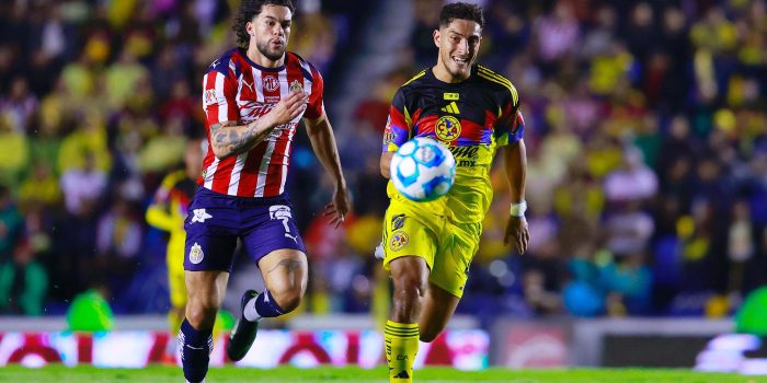 Sebastián Cáceres (d) de América disputa un balón con Cade Cowell de Guadalajara. Imagen de archivo. EFE/ SáshenkaGutiérrez